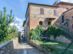 huis in historisch middeleeuws dorp in toscane te koop italie 1