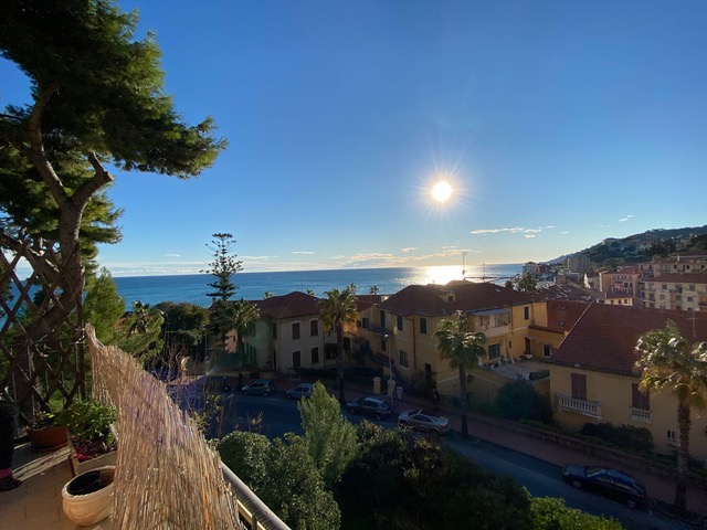 Een computer gebruiken Toestand top Liguria: Appartement met zeezicht en balkon in Imperia te koop -  Huizenjacht Italië